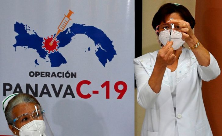 Una enfermera se prepara para inoculara a su colega con la vacuna Pfizer en el Hospital Santo Tomás en Ciudad de Panamá.