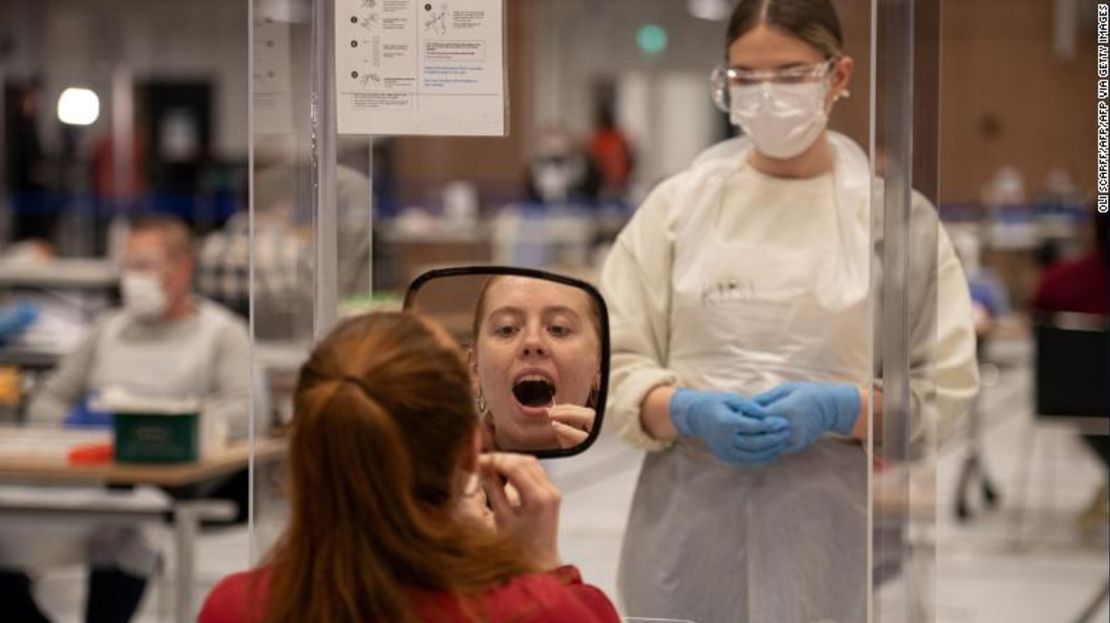 Una estudiante toma un hisopo para una prueba de Covid-19 en la Universidad de Hull en el norte de Inglaterra el 30 de noviembre de 2020.