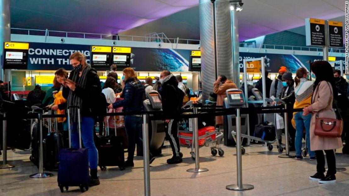 Pasajeros hacen cola en un mostrador de facturación en el aeropuerto de Heathrow en Londres el 21 de diciembre.