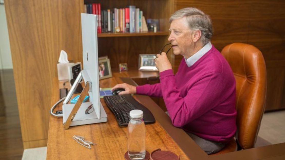 Bill Gates trabaja desde casa durante la cuarentena de 2020.