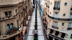 CNNE 945493 - la iconica calle buenos aires que lucha por sobrevivir