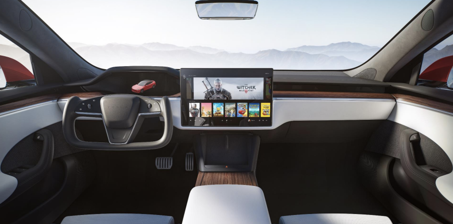 El nuevo Tesla Model S tiene un interior con un gran rediseño que elimina la gran pantalla vertical para colocar una horizontal, mientras que el volante se simplifica para tener una diseño parecido al que se encontrará en la segunda generación del Roadster.