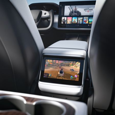 La parte trasera del nuevo Tesla Model S ahora tiene una pantalla en la consola media para permitir consumir toda clase de contenido, o jugar videojuegos.