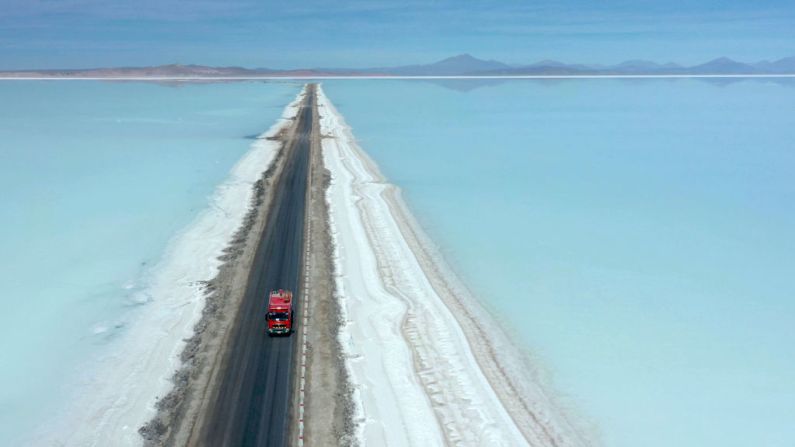 Bolivia: este país de Sudamérica, sin salida al mar, permite el ingreso a los visitantes estadounidenses que tengan una prueba negativa de covid-19 realizada 72 horas previas al vuelo. Espere un control de salud. Existe una cuarentena de 10 días. En la imagen se observa el Salar de Uyuni.