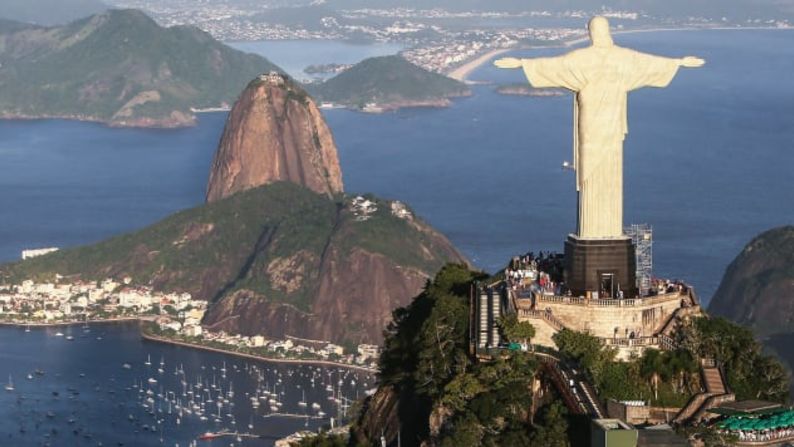 Brasil: desde el 30 de diciembre, Brasil prohibió la entrada por tierra y mar (con algunas excepciones). También impuso medidas más estrictas a los visitantes que lleguen por aire, quienes deben completar una declaración de salud y presentar una prueba PCR negativa de covid-19 tomada en las 72 horas antes de abordar el vuelo.