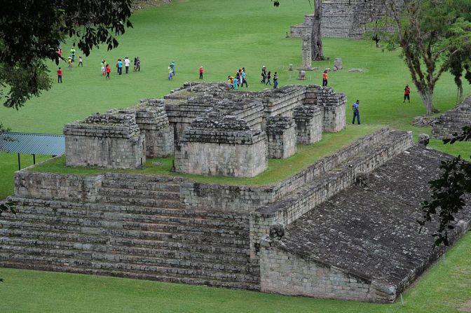 Honduras: se permite viajar a Honduras con un resultado negativo de una prueba rápida o de una prueba PCR de covid-19. También debes completar en línea un formulario de verificación previa. Los viajeros que han estado en el Reino Unido o Sudáfrica están restringidos.