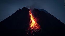 CNNE 945840 - volcan merapi en indonesia hizo erupcion