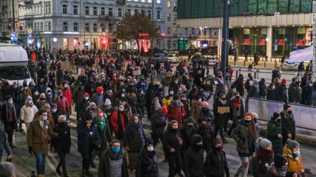 Manifestantes a favor del aborto sostienen pancartas mientras marchan hacia la sede del Partido Ley y Justicia, el 27 de enero de 2021, en Varsovia, Polonia.