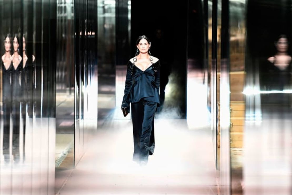 Demi Moore camina por la pasarela en la presentación de la colección Primavera-Verano 2021 de Fendi en la Semana de la Moda de Alta Costura de París.