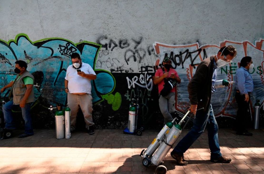 Personas hacen fila para recargar tanques de oxígeno en la Compañía Infra Medica en la Ciudad de México, el 22 de enero de 2021.