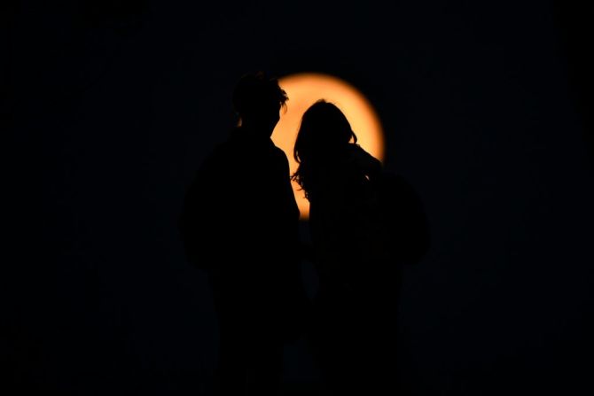 Una pareja observa la luna llena en Katmandú, Nepal.
