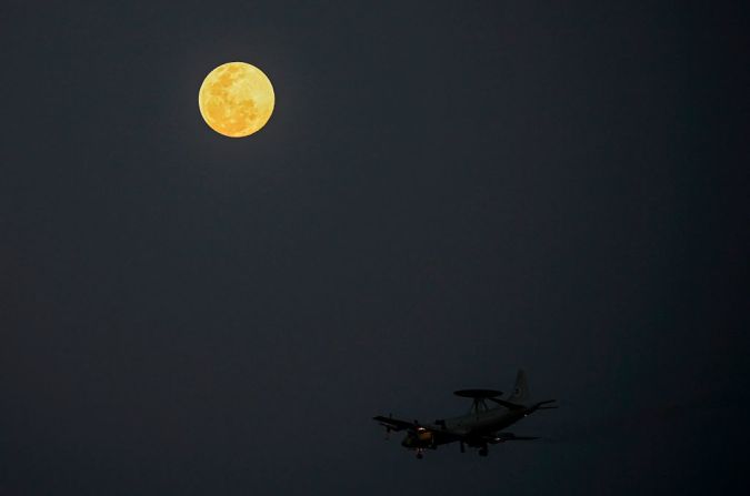 Un avión P-3 de vigilancia de EE.UU. aterriza en el aeropuerto Tocumen en Ciudad de Panamá bajo la luz de la Luna.