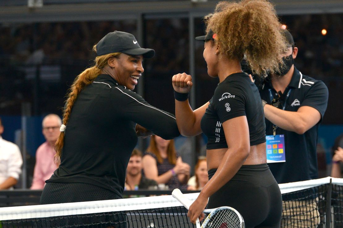 Serena Williams de EE. UU. Se codea con Naomi Osaka de Japón después de su partido durante un torneo de exhibición en el Memorial Drive el 29 de enero de 2021 en Adelaide, Australia.