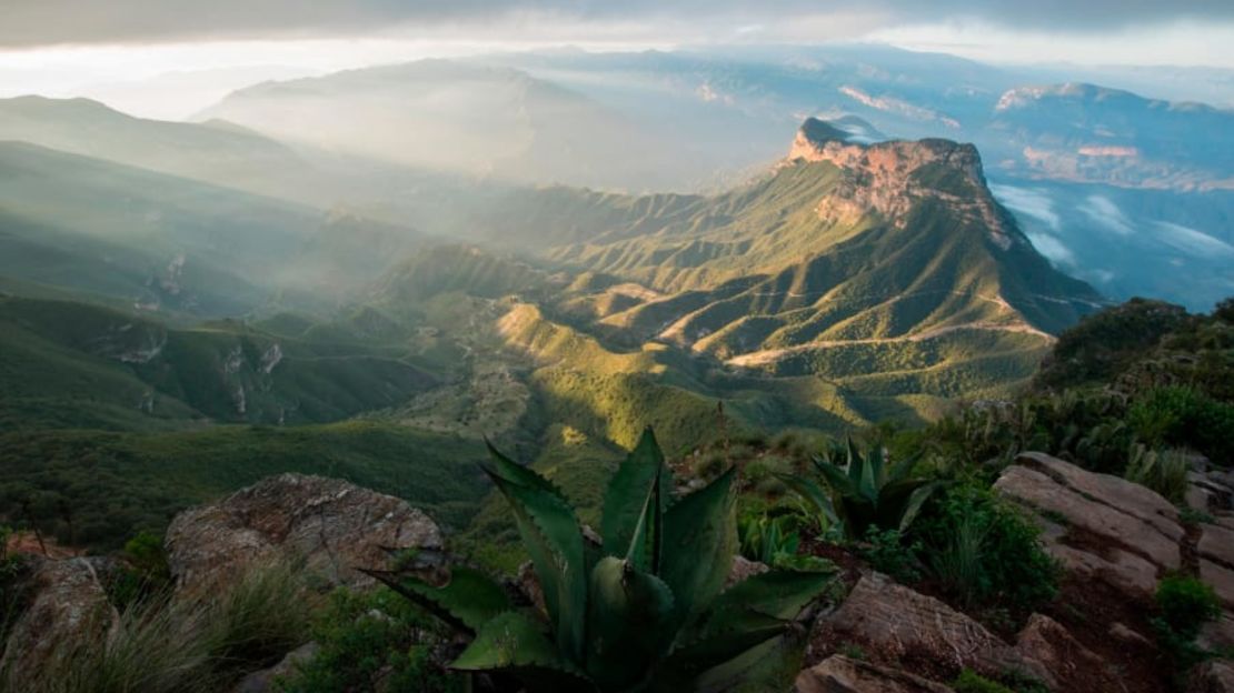 Sierra Gorda luce más resplandeciente a la luz de la madrugada.