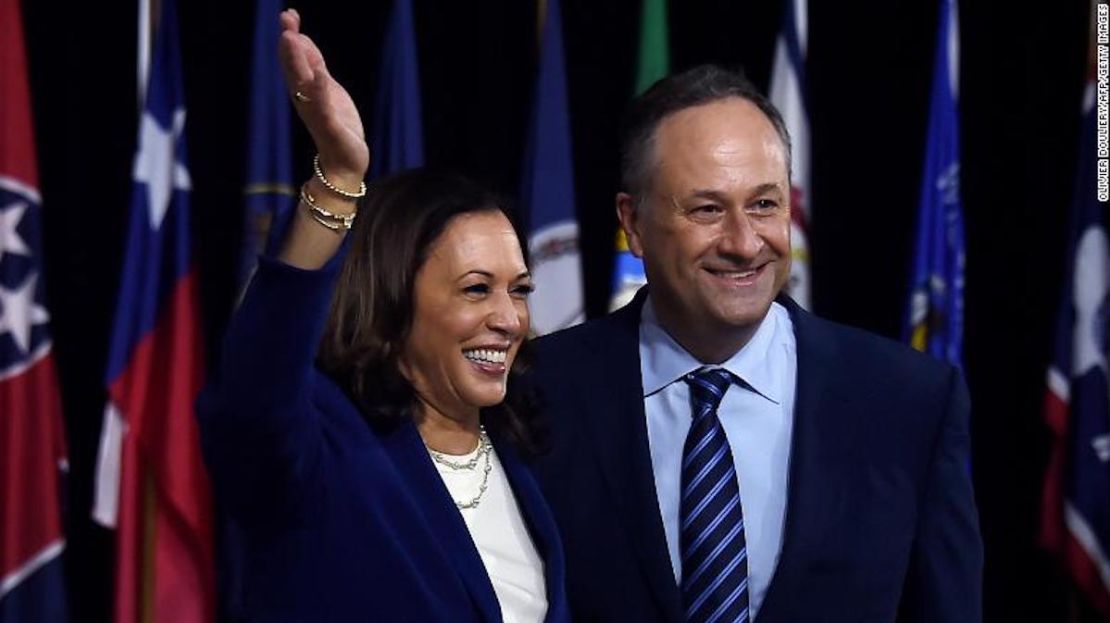 La vicepresidenta Kamala Harris y su esposo, Douglas Emhoff en un evento de campaña en Wilmington, Delaware, el 12 de agosto de 2020.