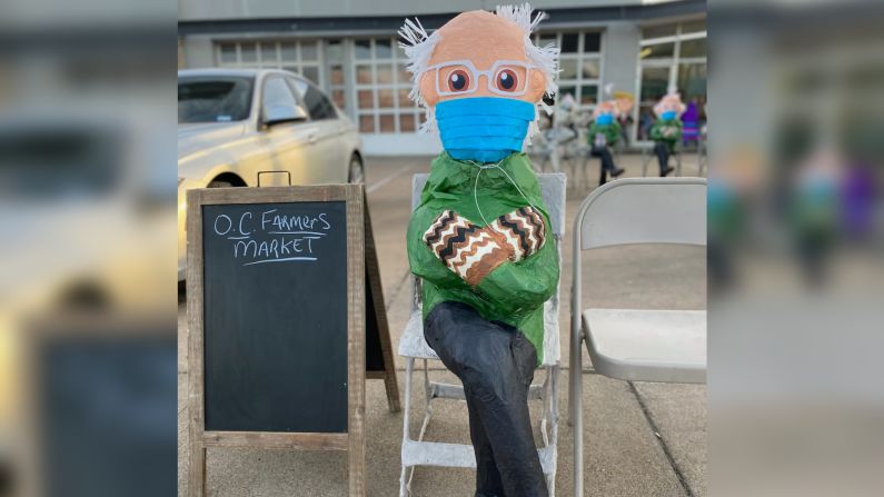 Carlos de la Fuente, un mexicano que llegó a EE.UU. cuando era niño, tiene un negocio de piñatas en Dallas, Texas. Su más reciente creación se inspiró en el meme viral de Bernie Sanders con guantes de lana. Mira la galería.