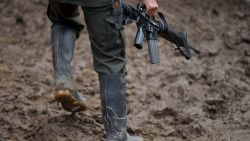 Foto de archivo. Un guerrillero de las Farc lleva un rifle en el campamento Alfonso Artiaga del frente 29 de las FARC en enero de 2017.