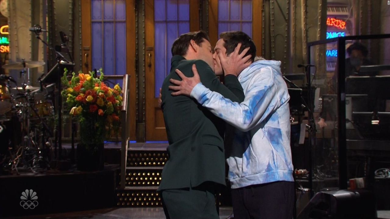 CNNE 947074 - el beso entre john krasinski y pete davidson en 'snl'