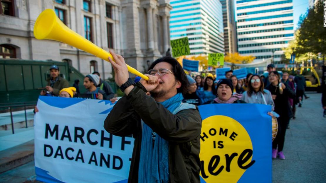 Gio Harn Choi, que se muestra aquí liderando una marcha de protesta en 2019, dice que años de trabajo físico han pasado factura a su madre.