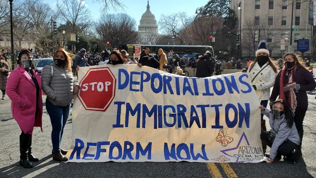 Karina Ruiz De Diaz, directora ejecutiva de Arizona Dream Act Coaliton, viajó con un grupo a Washington para la toma de posesión de Biden y así presionar para que la inmigración se mantenga al frente de su presidencia.