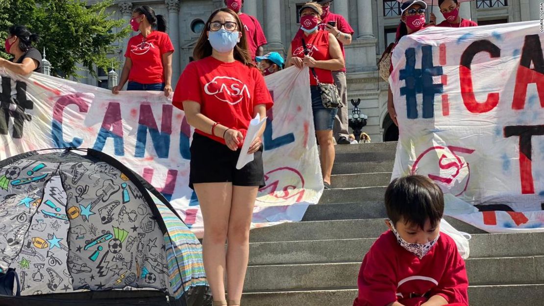 Marilú Saldaña, que se muestra aquí en una protesta por el alivio del alquiler durante la pandemia, espera que el proyecto de ley de inmigración de Biden ayude a su familia.