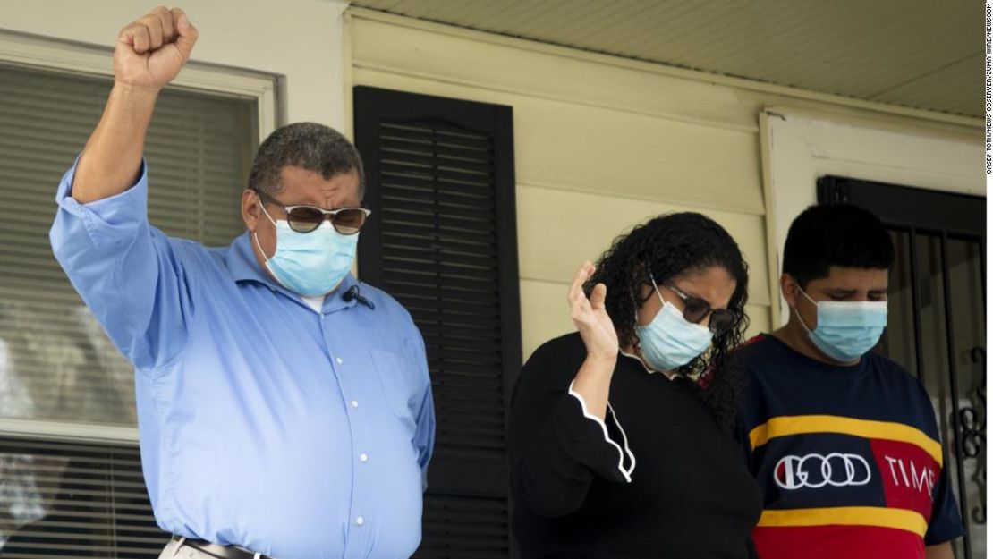 José Chicas reza con su familia al salir del santuario. Durante más de tres años vivió en los terrenos de la Iglesia Bautista Misionera de Saint Johns en Durham, Carolina del Norte.