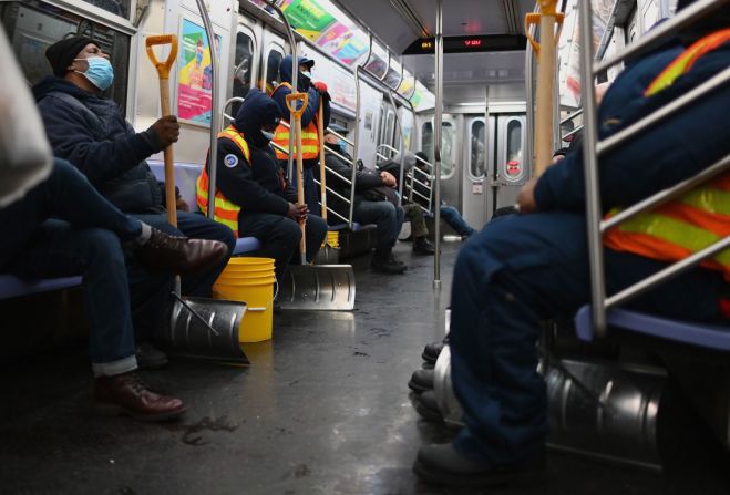 Trabajadores sostienen palas de nieve en el metro de la ciudad de Nueva York. Angela Weiss / AFP / Getty Images