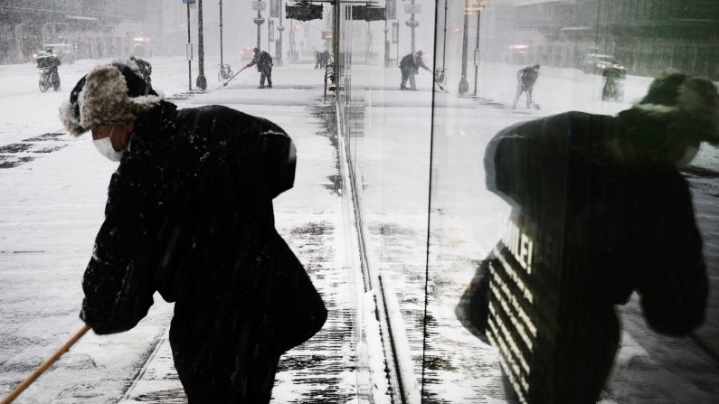 Trabajadores limpian las calles de Nueva York el lunes. Los meteorólogos de CNN dicen que es posible que alrededor de 60 cms de nieve cubran la ciudad antes de que pase la tormenta. Spencer Platt / Getty Images
