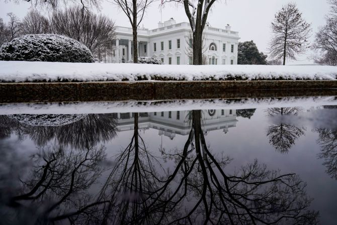 Los terrenos de la Casa Blanca cubiertos de nieve el domingo. Joshua Roberts / Getty Images