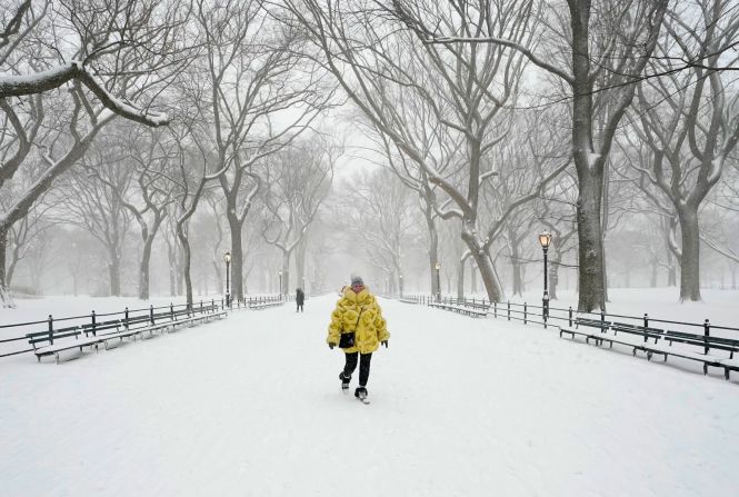 Una mujer camina en el Central Park de Nueva York. A la 1 pm del lunes, Central Park había reportado 34 centímetros de nieve y seguía nevando, dijo el Servicio Meteorológico Nacional. Timothy A. Clary / AFP / Getty Images