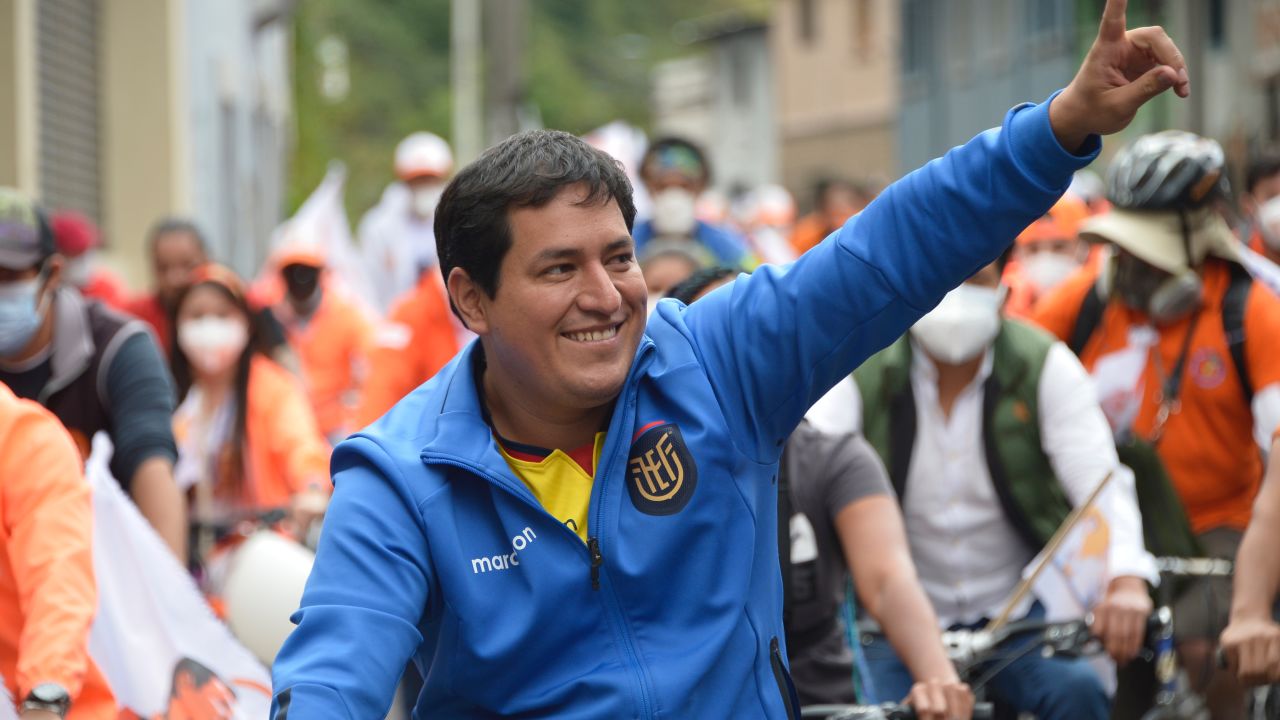 Ecuadorean Presidential candidate for "Union por la Esperanza" party Andres Arauz, waves to supporters during a campaign rally in Quito, on January 26, 2021. - Ecuador holds presidential elections on February 7, 2021. (Photo by RODRIGO BUENDIA / AFP)