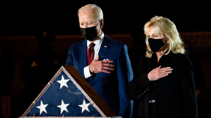 Fotos | joe y jill biden rinden honores al policía brian sicknick, quien murió en la insurrección contra el capitolio | cnn