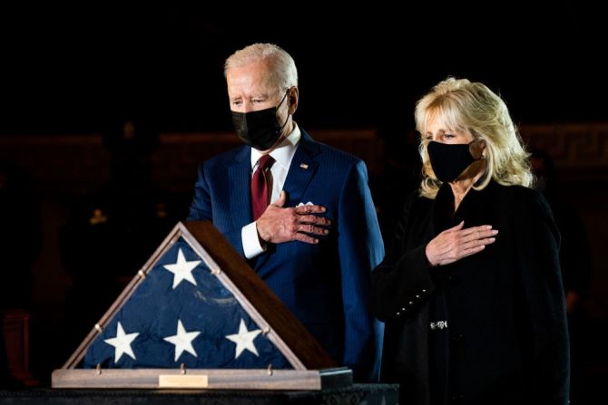 El presidente Joe Biden y la primera dama, Jill Biden, rinden honores al policía Brian D. Sicknick.