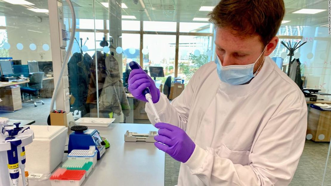 Un científico del Instituto Sanger prepara muestras de covid-19 para secuenciarlas. Más de 700 muestras positivas son secuenciadas en una sola máquina, lo que toma unos 5 días.