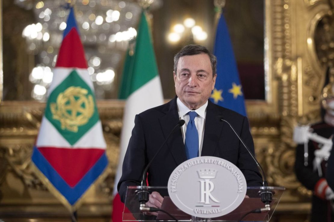 Mario Draghi, el expresidente del Banco Central Europeo, da una conferencia de prensa luego de una reunión con el presidente de Italia, Sergio Matarella, en el Palacio del Quirinal, en Roma, el 3 de febrero de 2021.