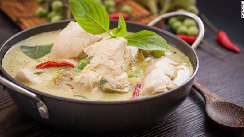 Disfruta un plato de comida tailandesa, como este curry verde con pollo, el sábado.