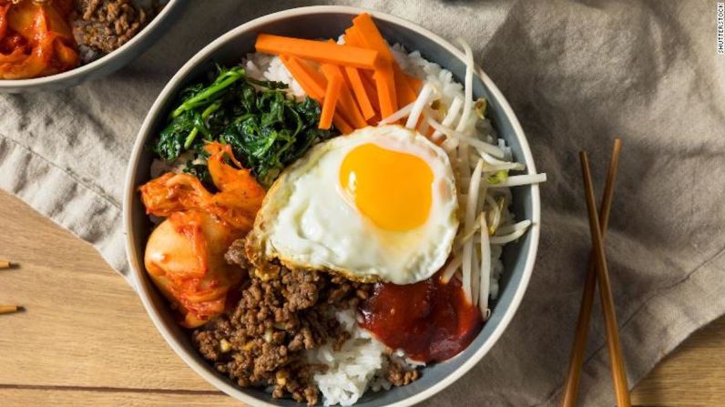 El menú del martes puede ser asiático haciendo bibimbap picante coreano casero o arroz con verduras mixtas y carne, cubierto con un huevo.