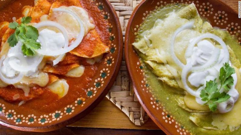Tritura un poco de ese pollo sobrante para hacer enchiladas rojas y verdes, y que el lunes por la noche sea temática mexicana.