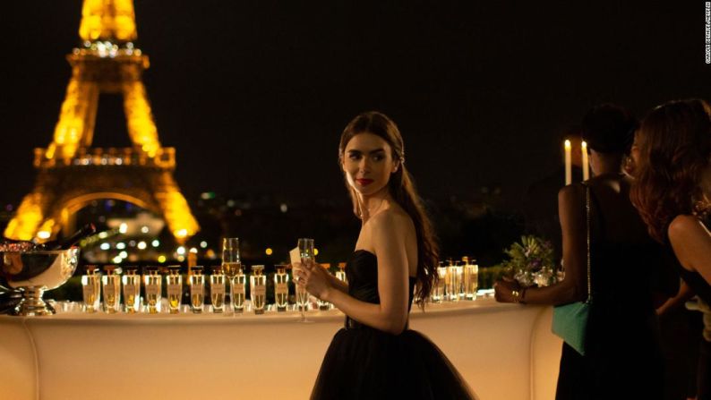 "Emily in Paris", nominada en la categoría de mejor serie de televisión musical o comedia, está disponible en Netflix. La actriz Lily Collins también compite por un premio en la categoría de mejor actriz en una serie de televisión musical o comedia.
