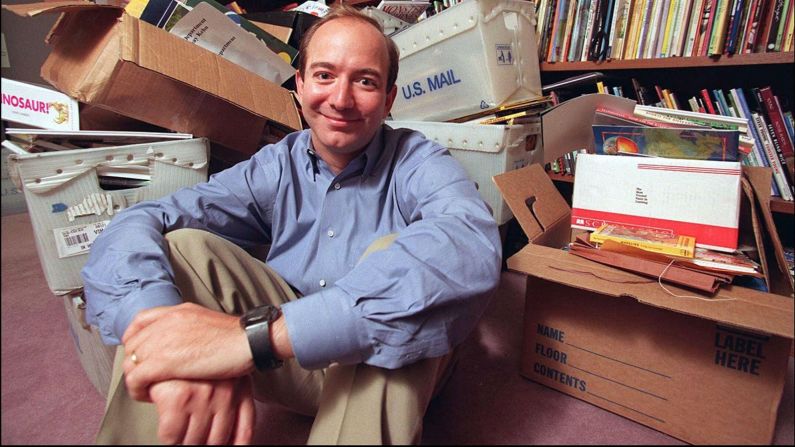 Bezos se ve en 1996, un año después de que comenzara Amazon.com. En ese momento era solo una librería en línea. Dean Rutz / KRT / ABACA / Alamy Stock