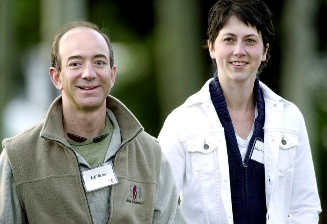 Bezos y su esposa, MacKenzie, llegan a una conferencia de prensa en Sun Valley, Idaho, en 2003. Se divorciaron en 2019 después de 25 años de matrimonio. Douglas C . Pizac / AP