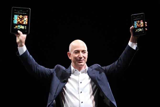 Bezos sostiene el nuevo Kindle Fire HD durante una conferencia de prensa en Santa Mónica, California, en 2012. David McNew / Getty Images