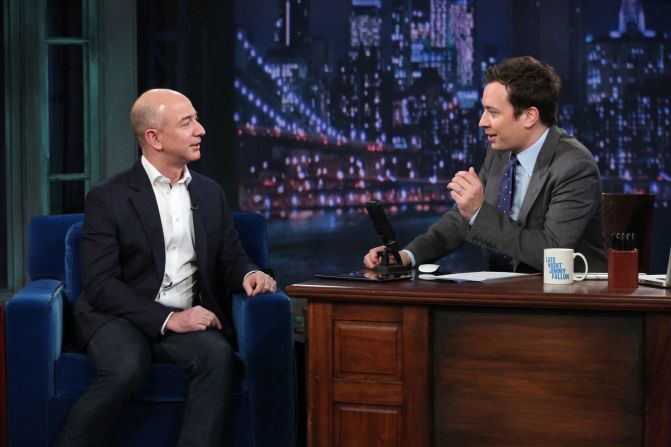 Bezos aparece en "Late Night with Jimmy Fallon" en 2012. Lloyd Bishop / NBCUniversal / Getty Images