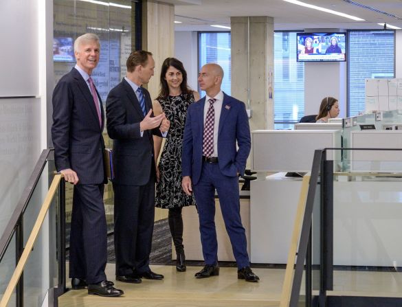 Bezos recorre las nuevas oficinas de The Washington Post en 2016. Bezos compró el periódico en 2013. Bill O'Leary / The Washington Post / Getty Images