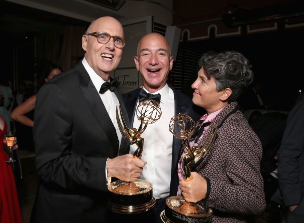 Bezos se une al actor de "Transparent" Jeffrey Tambor y a la directora Jill Soloway después de que el programa de Amazon Studios ganó premios Emmy en 2016. Todd Williamson / Getty Images para Amazon Studios