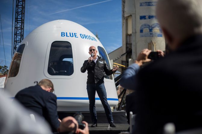 Bezos habla sobre su sistema de cohetes reutilizables Blue Origin en 2017. Los cohetes reutilizables reducirían sustancialmente el costo de los vuelos espaciales.Nick Cote / The New York Times / Redux