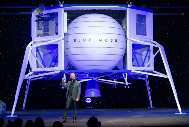 Bezos muestra Blue Moon, el prototipo de aterrizaje lunar de Blue Origin, en 2019. Saul Loeb / AFP / Getty Images
