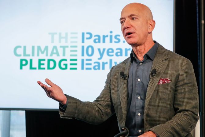 Bezos anuncia la co-fundación de The Climate Pledge en 2019. El amplio plan de Bezos para luchar contra el cambio climático incluye cumplir con el acuerdo climático de París 10 años antes. Eso haría que la compañía sea neutral en carbono para 2040. Bezos también anunció que Amazon compraría 100.000 camionetas eléctricas. Paul Morigi / Getty Images para Amazon