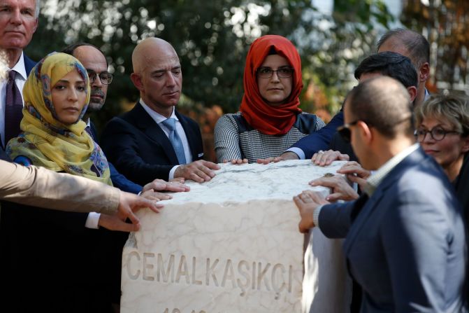 Bezos junto a Hatice Cengiz, la prometida del difunto periodista Jamal Khashoggi, mientras se revela una placa cerca del consulado saudí en Estambul en 2019. Fue un año después de que Khashoggi, columnista de The Washington Post, fuera asesinado. Lefteris Pitarakis / AP