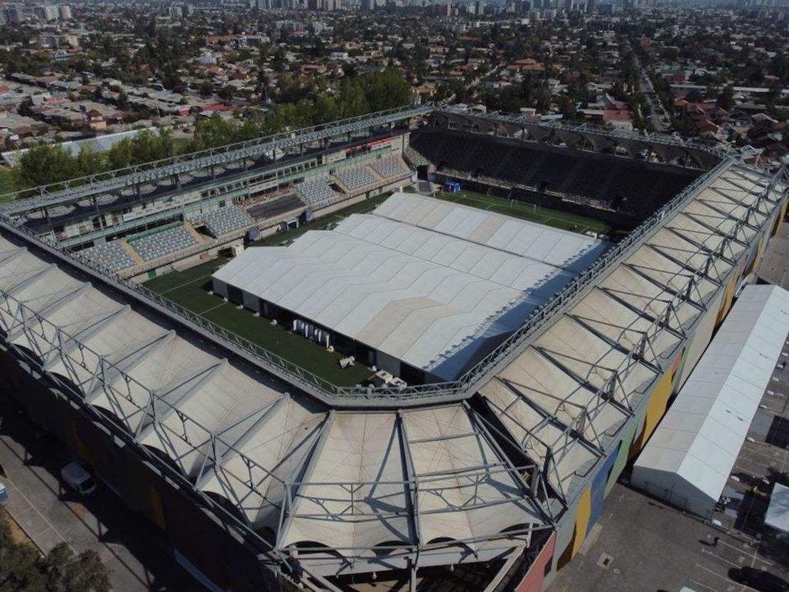 Vista aérea de un centro de vacunación masivo instalado en el estadio Bicentenario de Santiago, Chile.